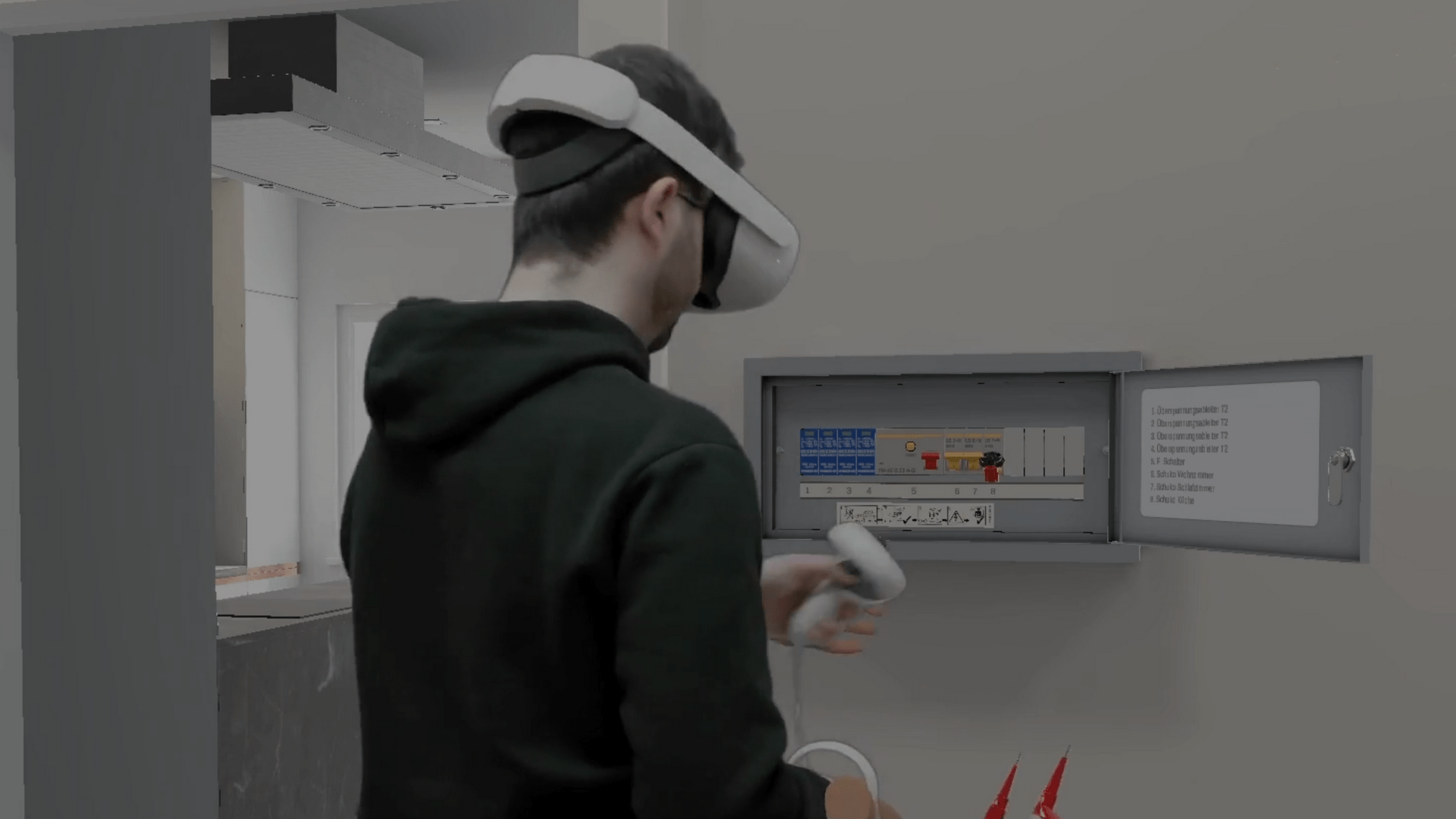 Schüler mit VR-Brille Meta Quest 2 in virtueller Umgebung vor Schaltkasten