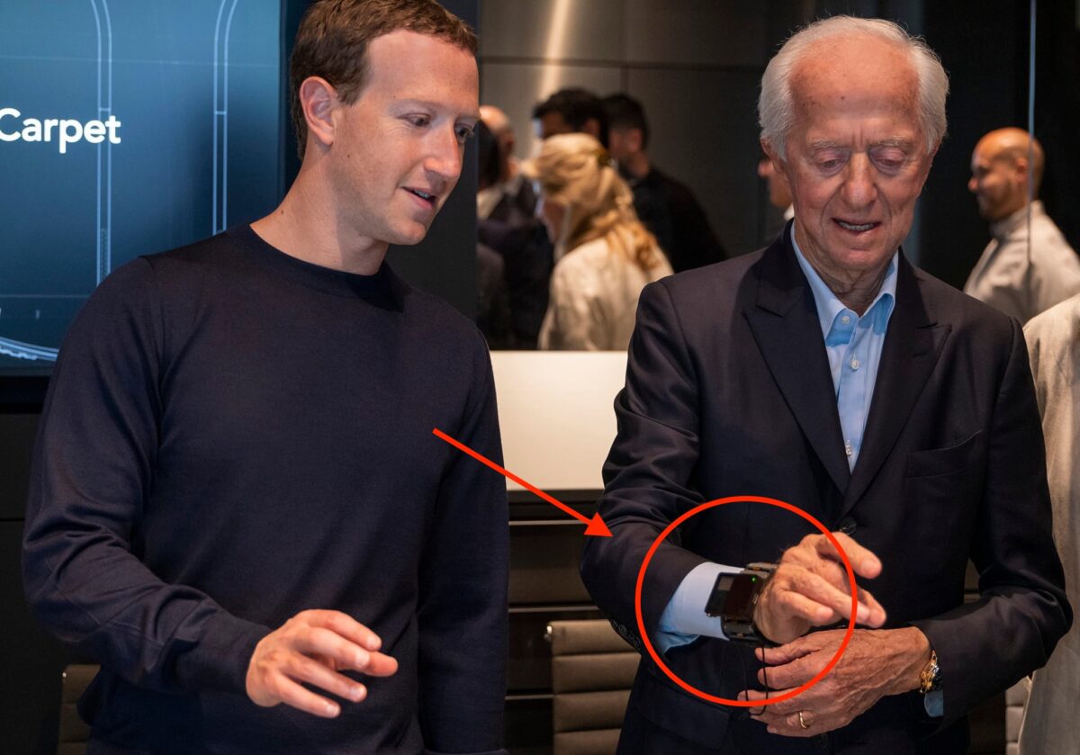 Luxottica-Gründer Leonardo Del Vecchio steht neben Zuckerberg und probiert das EMG-Armband aus.