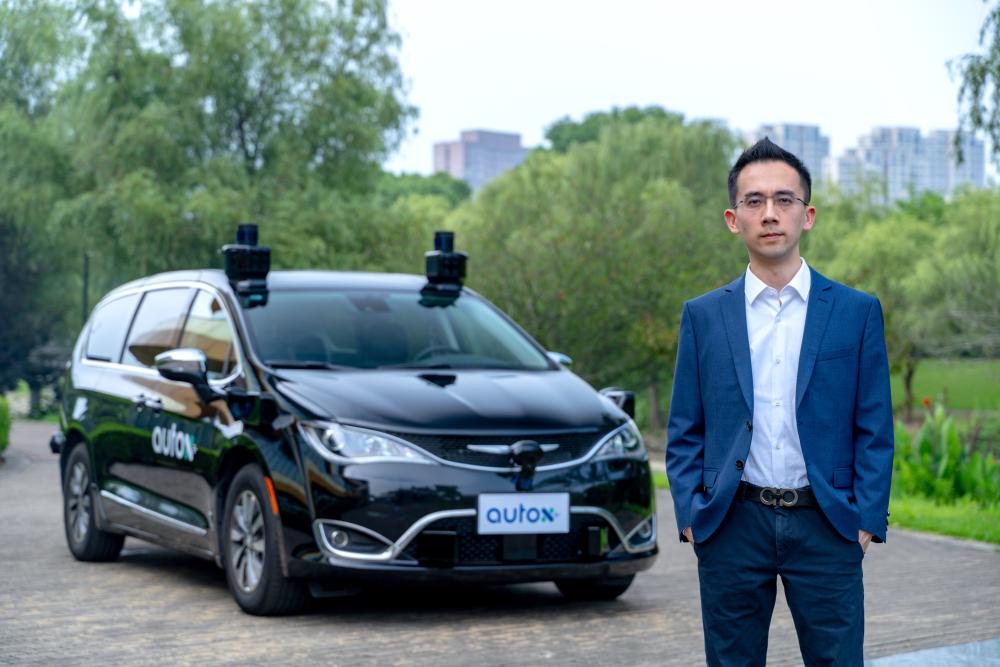 CEO Dr. Jianxiong Xiao mit dem AutoX-Gen5-System für autonomes Fahren.