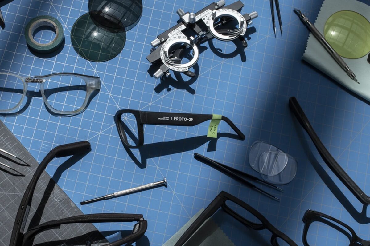 Eine Prototypen-Werkbank mit verschiedenen Brillenbestandteilen.