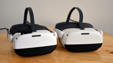 VR-Brillen Pico Neo 3 Link und Pico Neo 3 Pro nebeneinander auf einem Tisch