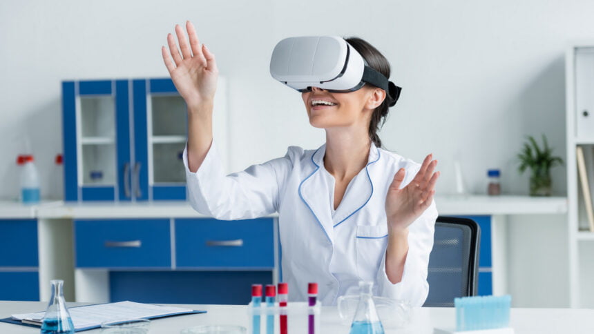 Wissenschaftlerin mit Virtual-Reality-Headset in der Nähe von Klemmbrett und Reagenzgläsern