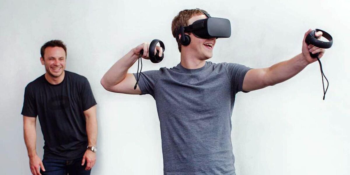 Zuckerberg spielt mit Begeisterung Oculus Rift, Brendan Iribe lacht im Hintergrund.