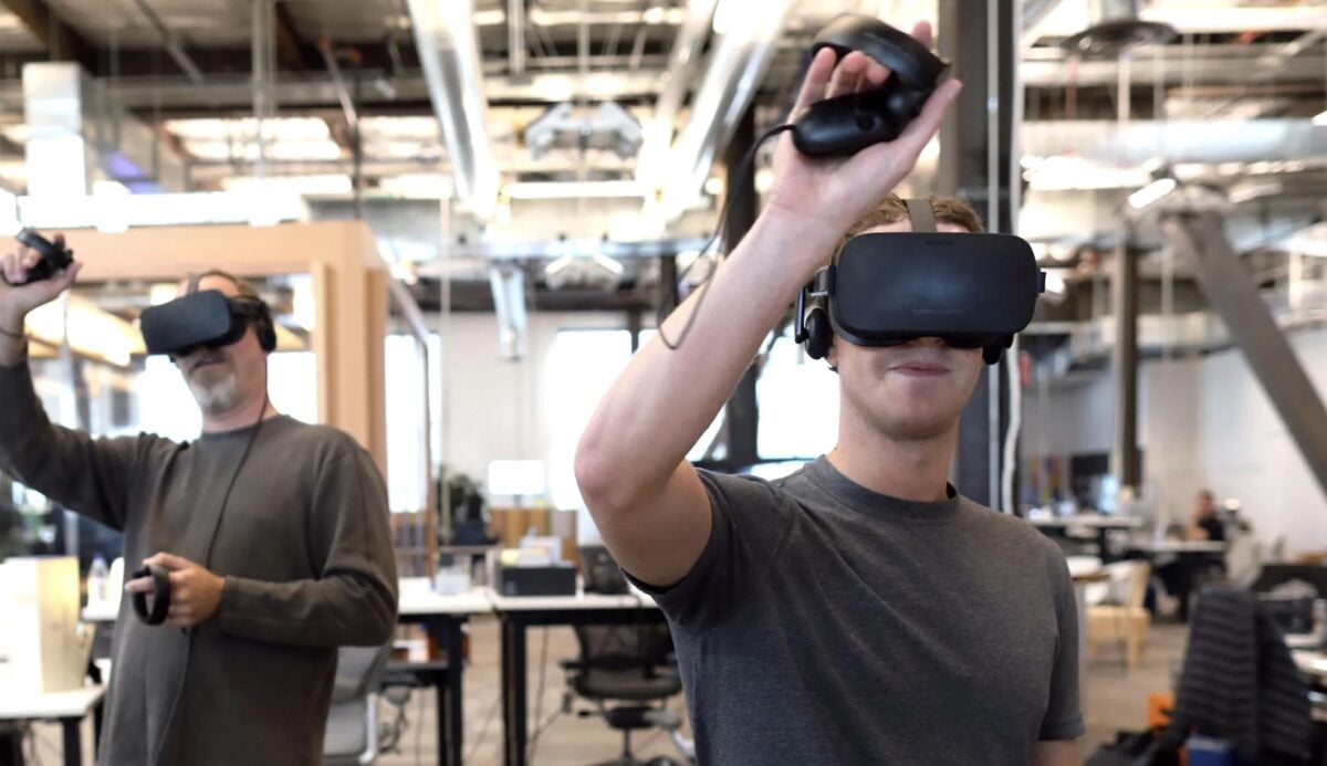 Zuckerberg probiert auf der Oculus Connect 3 eine Oculus Rift 3 aus.