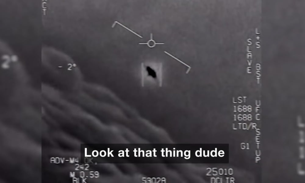 Ein Foto eines UFOs geschossen aus einem Flugzeug. Man erkennt ein schemenhaftes Objekt am Horizont, das sich schnell bewegt.
