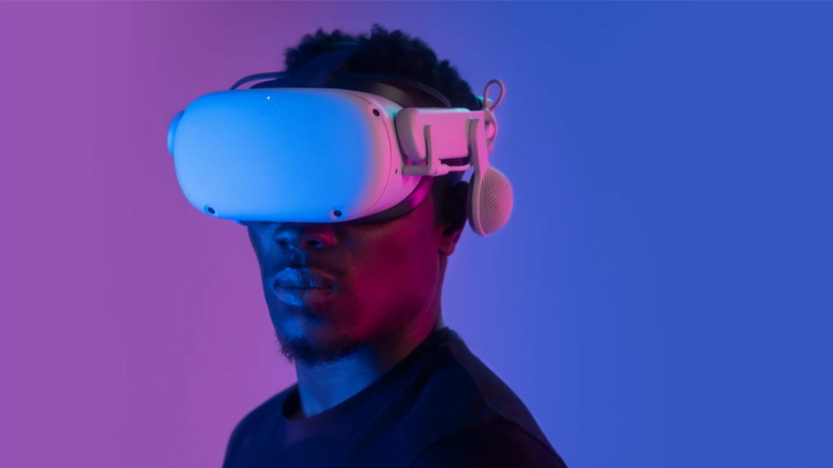 Ein VR-Spieler hat eine Meta Quest 2 mit Logitechs frei über den Ohren hängendem Kopfhörer-System aufgesetzt.