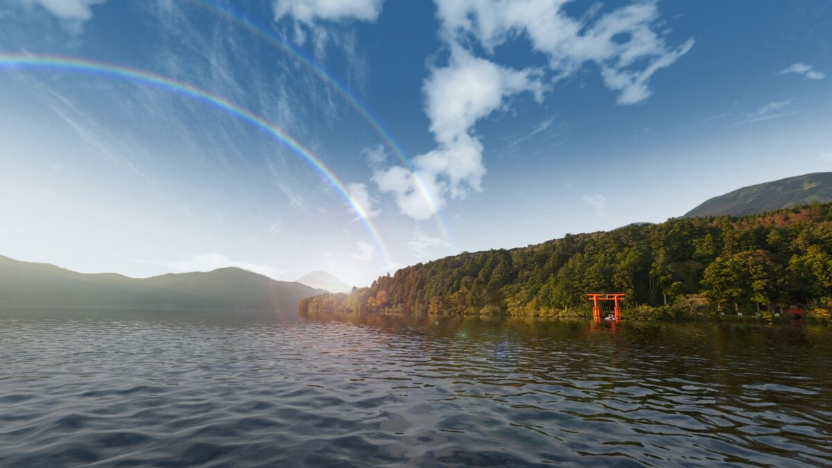 Beschaulicher japanischer Angelplatz mit Regenbogen.