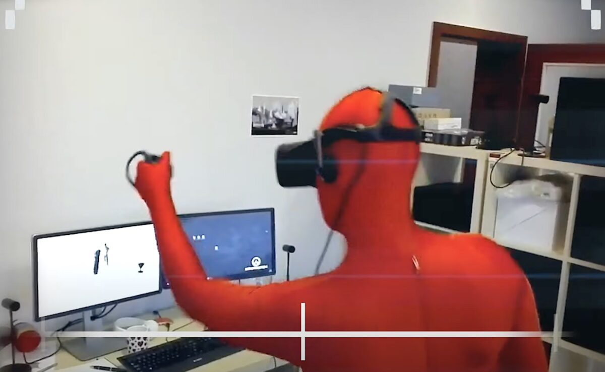 Mann mit Superhot-Kostüm spielt Superhot VR.