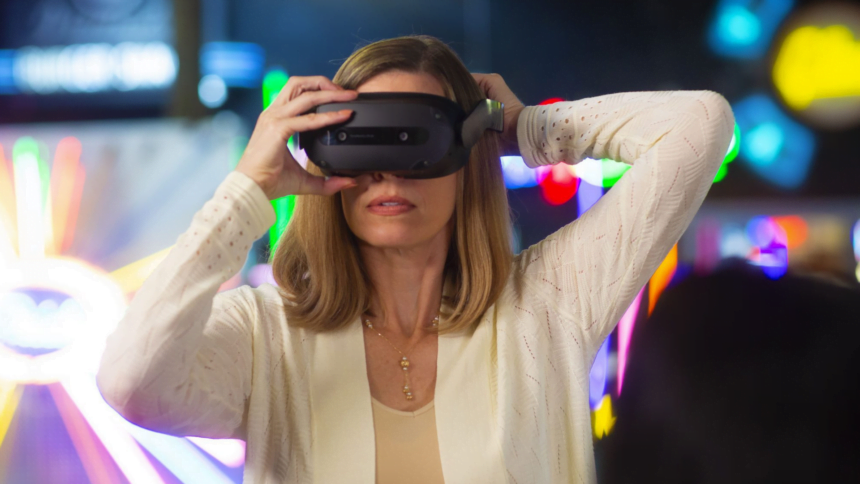 Eine Frau rückt die VR-Brille Lenovo ThinkReality VRX zurecht.