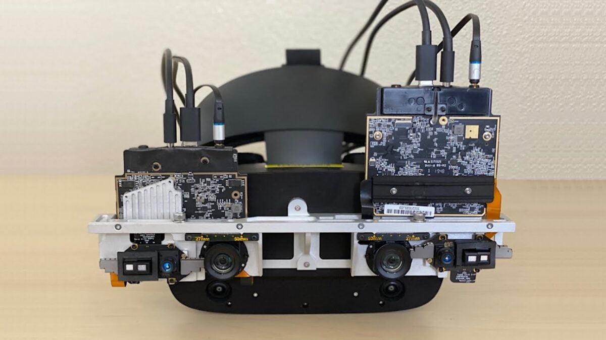 Metas NeuralPassthrough-Prototyp ist eine VR-Brille mit Kameras und Kabeln an der Vorderseite.