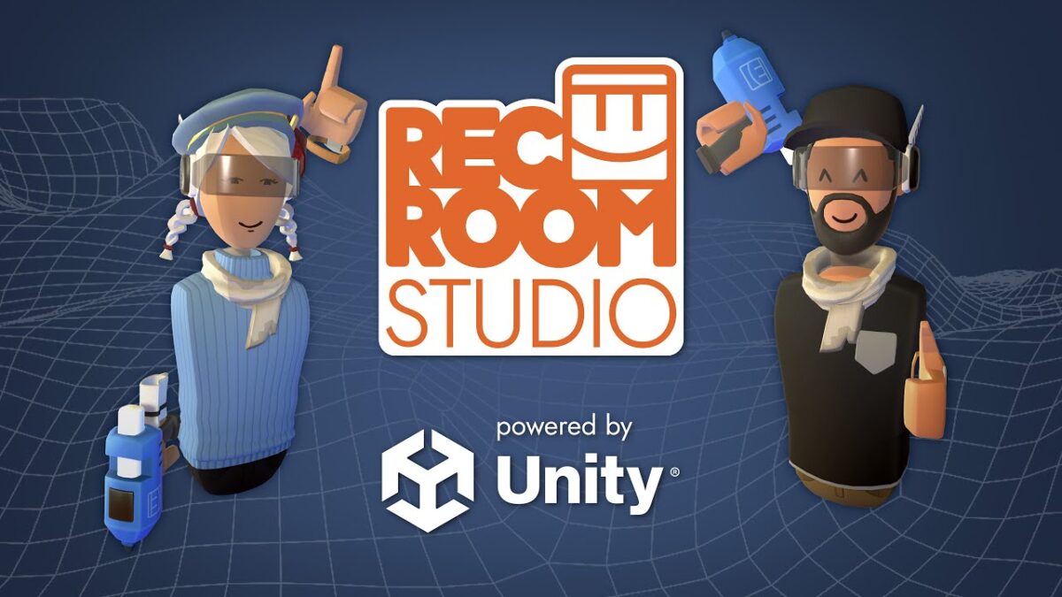 Zwei Rec-Room-Avatare posieren mit dem Maker-Pen vorm Logo des neuen Rec Room Studio.
