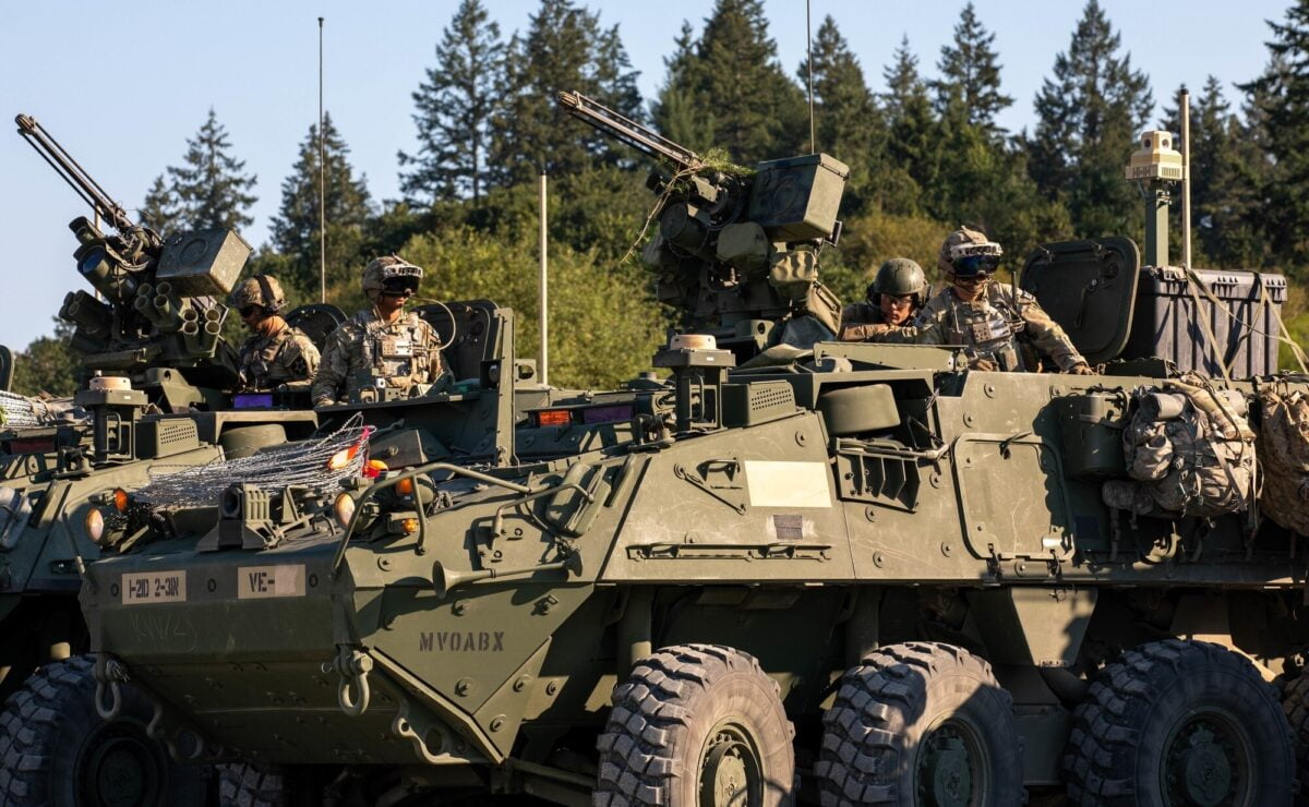 Einige Soldaten der U.S. Army tragen die Militär-Hololens in Stryker-Radschützenpanzern.