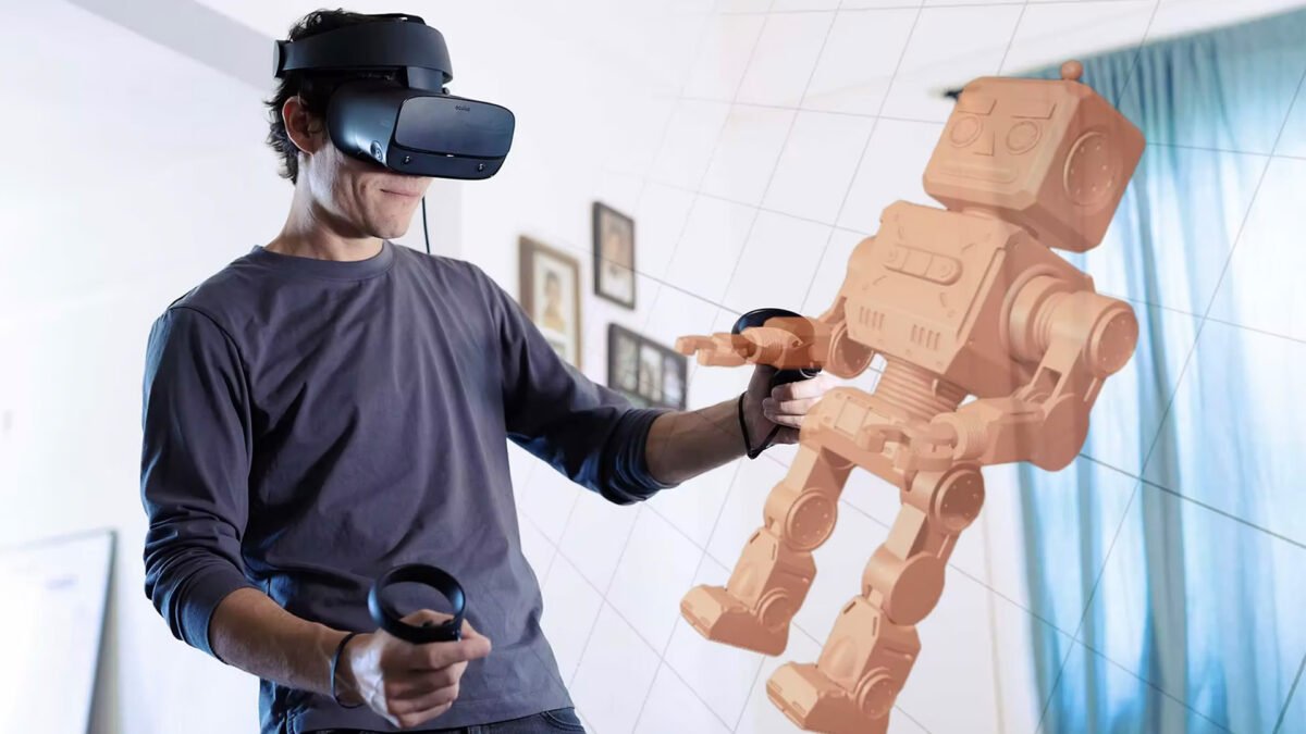 Mann mit Oculus Rift S modelliert eine Roboterfigur in einem Wohnzimmer.