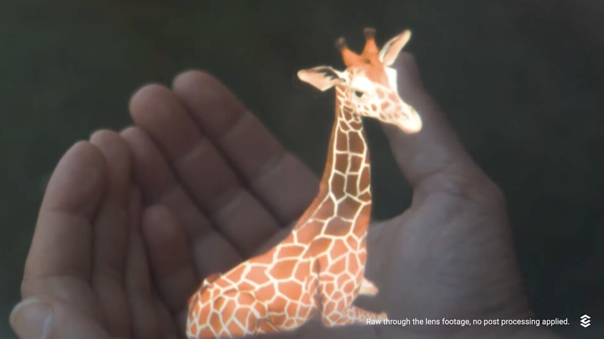 Hologramm einer Giraffe auf Handflächen. Through-The-Lens-Aufnahme durch CREALs AR-Prototyp.