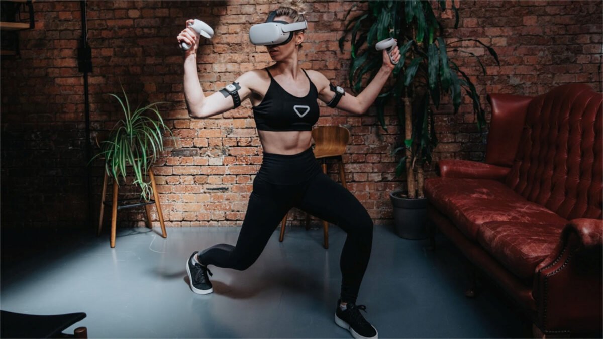 Euch ist VR-Fitness nicht anstrengend genug? Dann helfen diese EMS-Armbänder. Mit elektronischen Impulsen simulieren sie Gewicht und Spannung in Virtual Reality.
