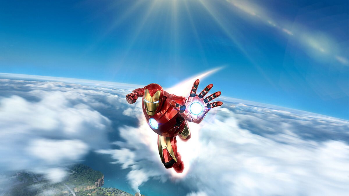 Iron Man fliegt über einer Wolkendecke mit ausgestreckter Hand auf den Betrachter zu.