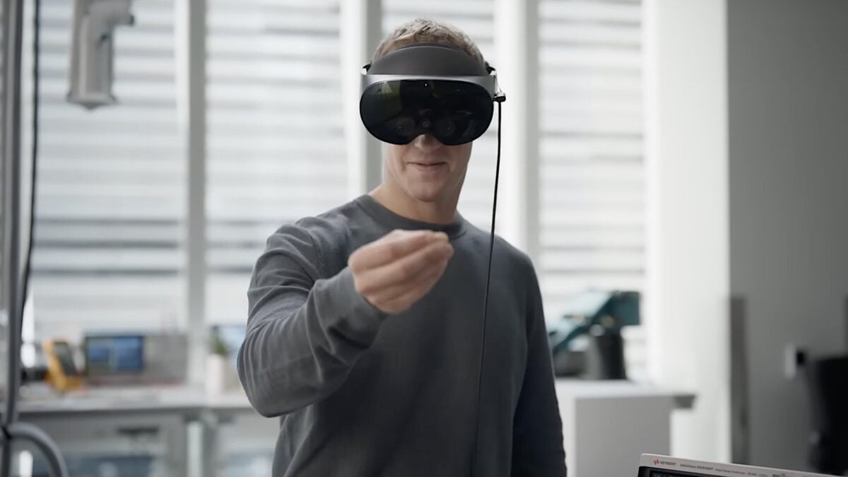 Mark Zuckerberg trägt eine Meta Quest Pro und streckt die Hand aus nach einem virtuellen Objekt.