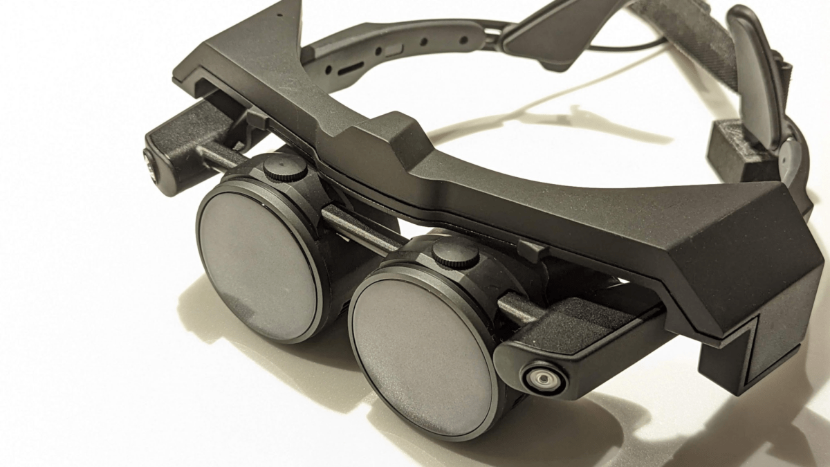 Auf der kompakten VR-Brille MeganeX ist ein eckiges Modul für Lighthouse-Tracking angebracht.