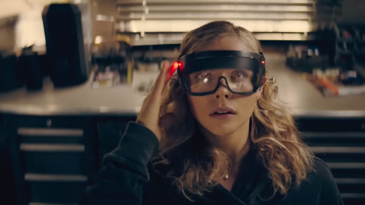 In der neuen Sci-Fi-Serie „Peripherie“ nutzt Chloë Grace Moretz ein geheimnisvolles Headset, das sie in eine lebensechte Virtual Reality führt.