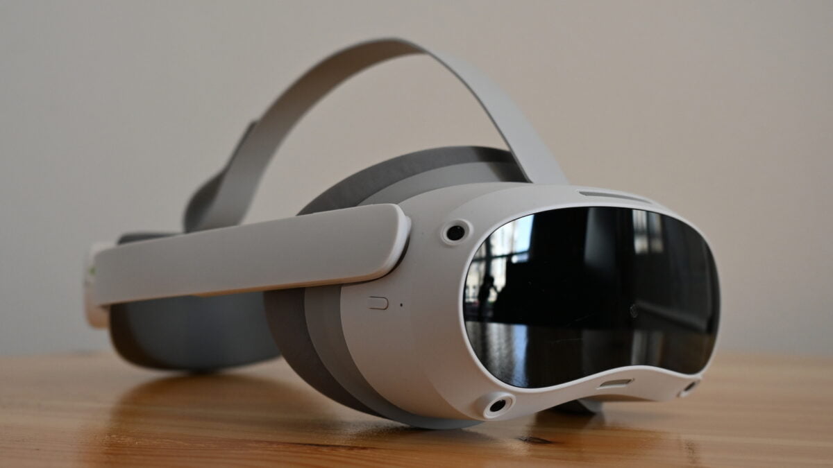 VR-Brille Pico 4 auf einem Tisch, seitlich von links