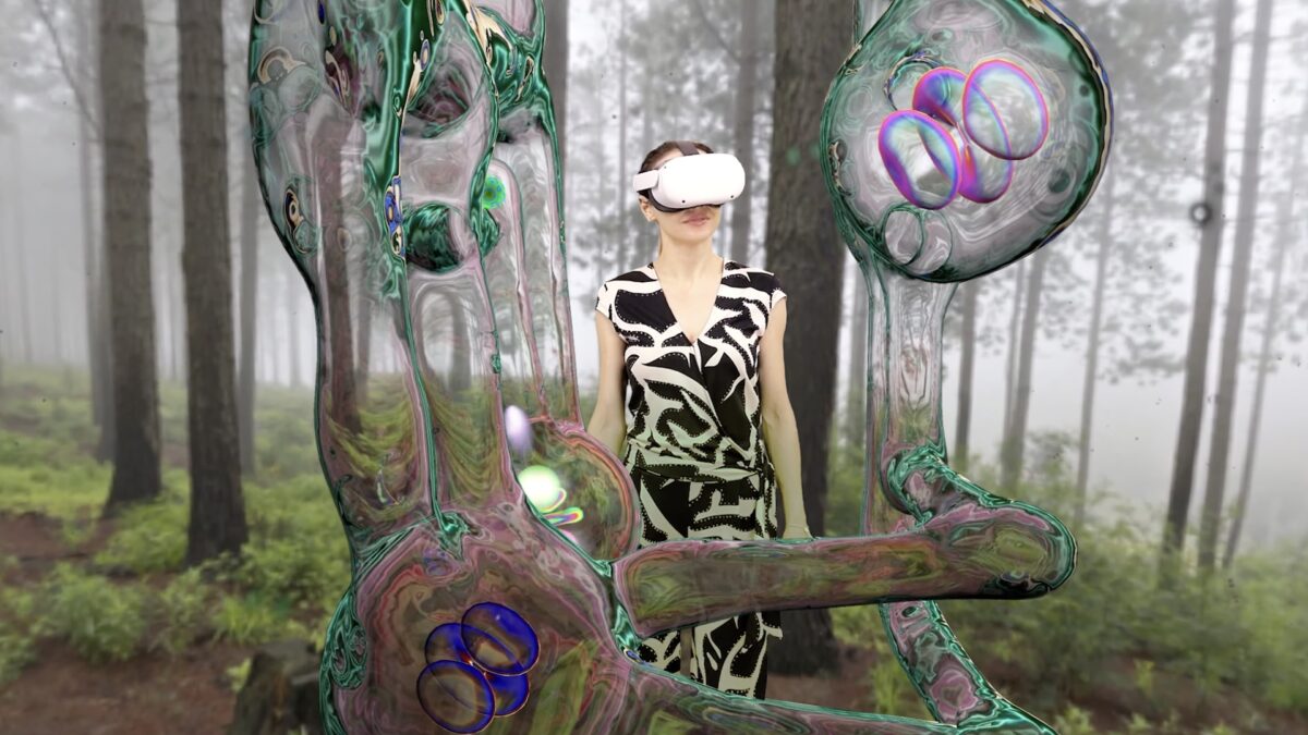 Eine Frau mit Quest steht in einem virtuellen Wald, vor ihr ein organisches Squingle-Gebilde.