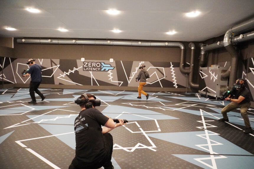 VR-Spielende laufen durch eine Im Saal mit 190 Quadratmetern.
