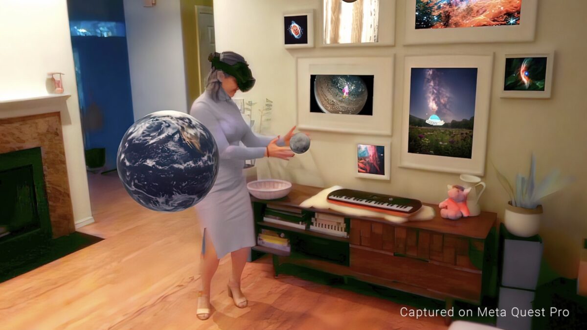 Frau mit Quest Pro in einem Mixed-Reality-Wohnzimmer.