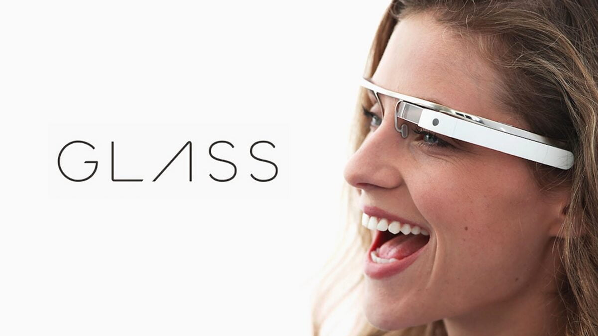 Eine Frau trägt Google Glass und wirkt begeistert.
