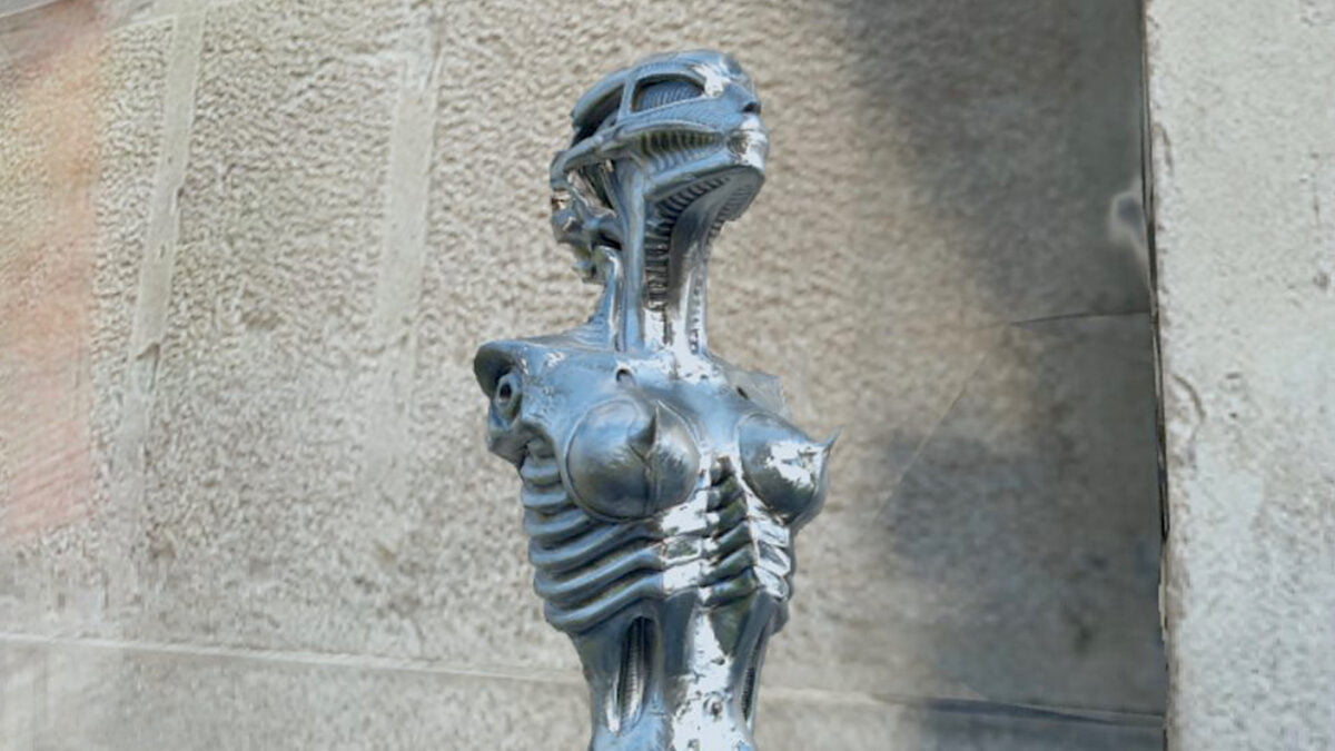 Metallene Skulptur einer "Alien-Frau", von H.R. Giger erschaffen und in die VR gebracht.