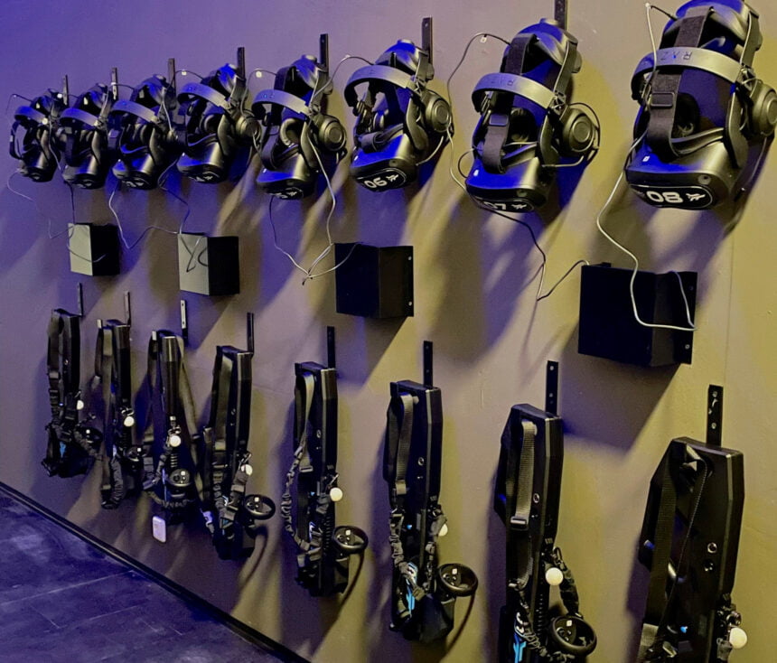 An der Wand hängen je acht VR-Brillen und Gun-Controller.