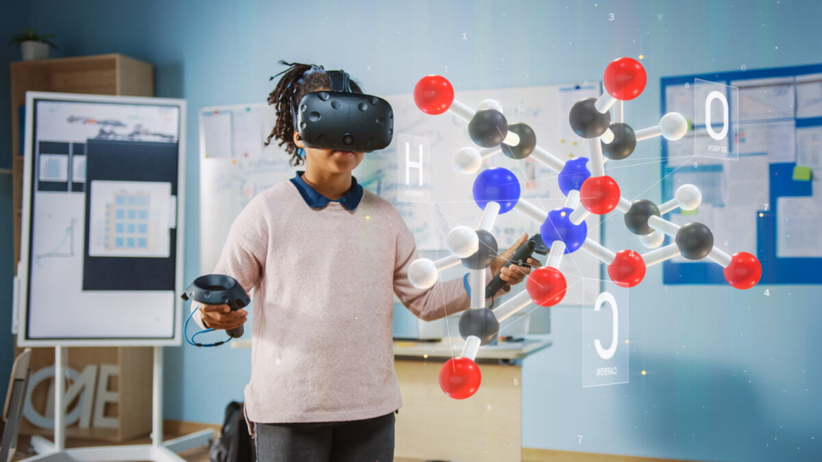Frau mit VR-Brille schaut auf virtuelle Moleküldarstellung