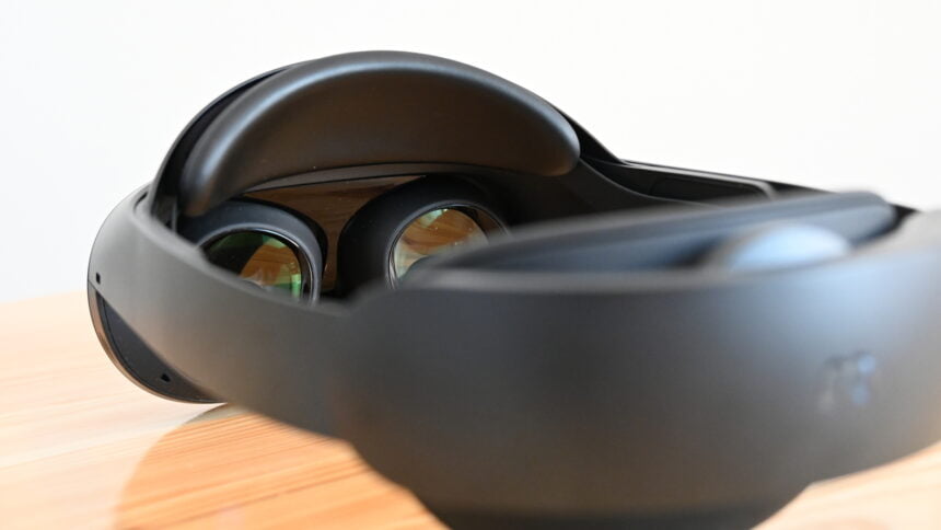 Blick von hinten über die Halo Kopfhalterung auf die Stirnauflage der Quest Pro.