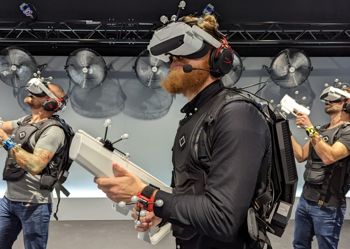 Eine Gruppe von Sandbox-VR-Besuchern mit VR-Brille und VR-Gewehr.
