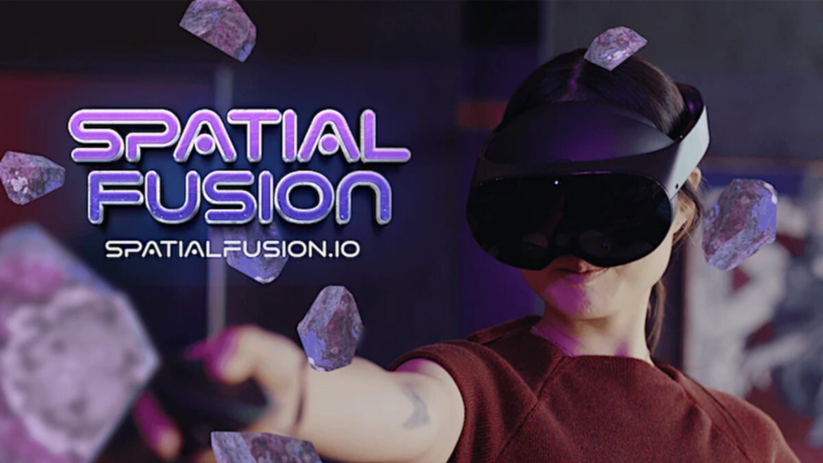 Frau mit Meta Quest Pro streckt die Hand mit Controller aus, um sie herum Mixed-Reality-Kristale