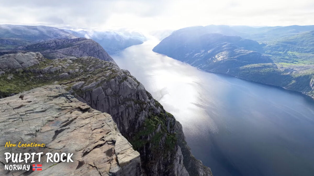 Eine wunderschöne Berg- und Flusslandschaft Norwegens, für VR digitalisiert.