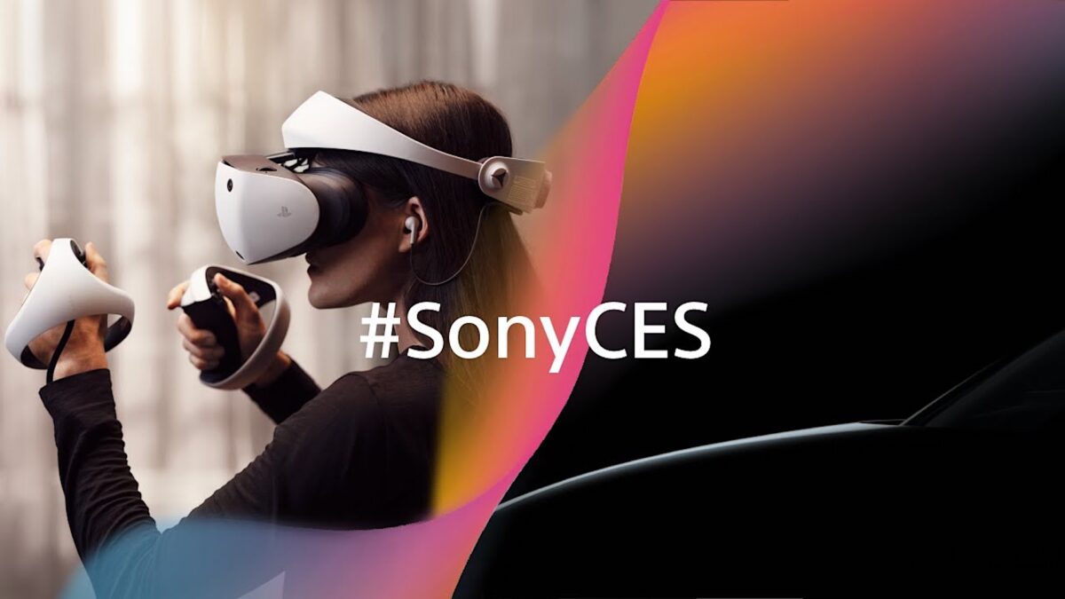 Werbebild für Sonys CES-Pressekonferenz, auf dem eine Frau mit PSVR2 zu sehen ist.