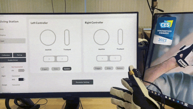Ein Nutzer des haptischen Handschuhd ContactGlove imitiert Knopf- und Stick-Eingaben mit ähnlichen Fingergesten.