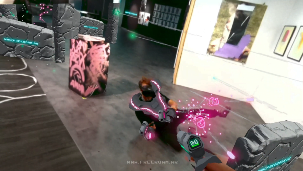 Ein AR-Spieler schlägt sich in Freeroam.ar auf dem Boden einer Kunstgalerie in Deckung.