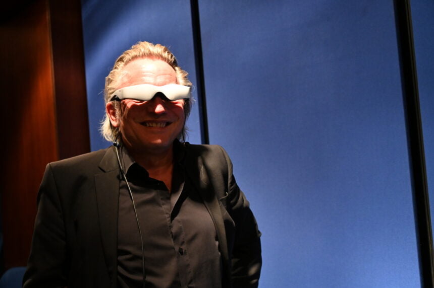Martin Zimmermann mit einer Zeiss Cinemizer-Brille.
