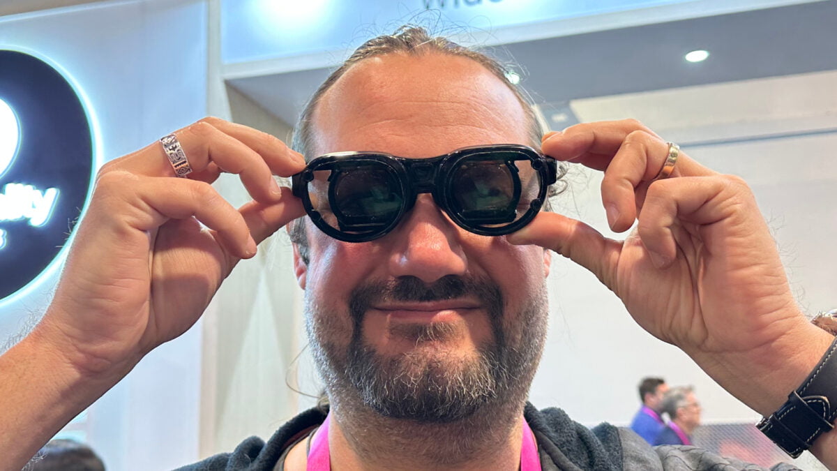 Ein bärtiger CES-Besucher testet Ant Realitys AR-Optik in einem Brillen-Prototyp.
