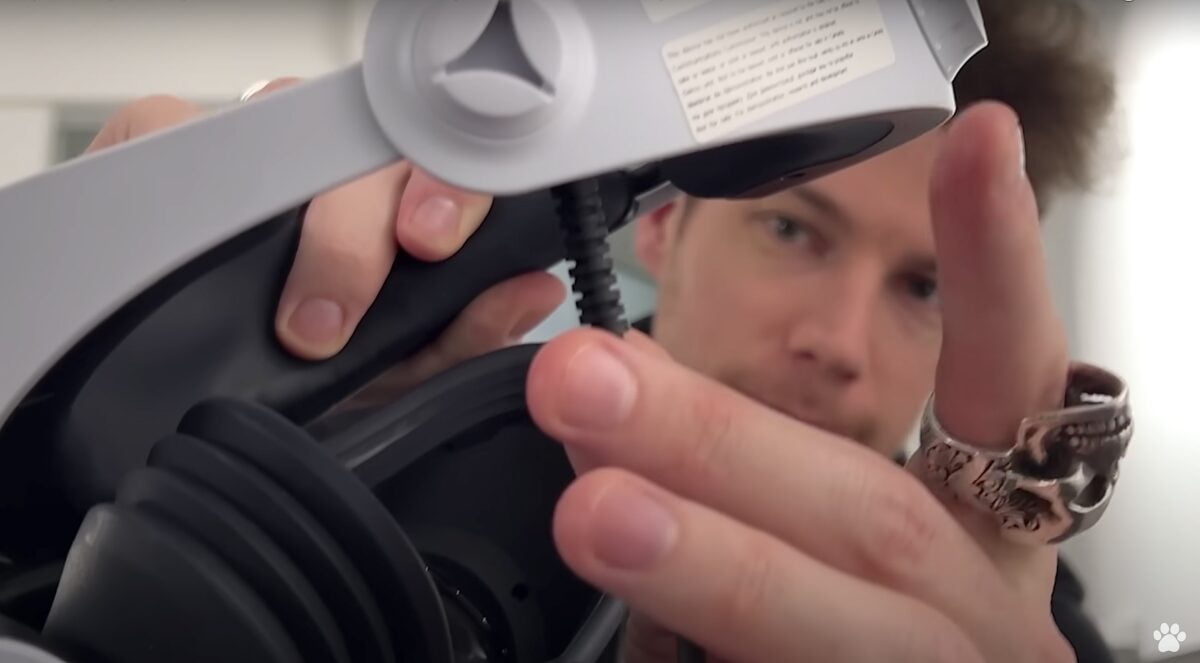 Youtuber Myles Dyer zeigt den Kabelausgang der PSVR 2 in einer Nahaufnahme.