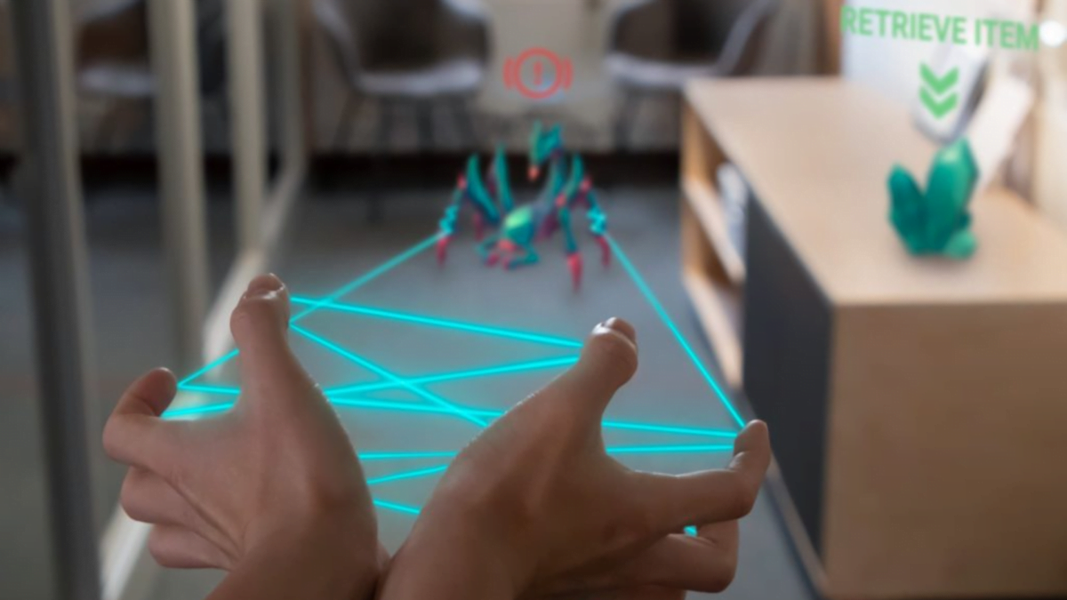 Ein Augmented-Reality-Bild zeigt die Hände vorm Nutzenden scharf und einen Mechanik-Skorpion in der Ferne unscharf.