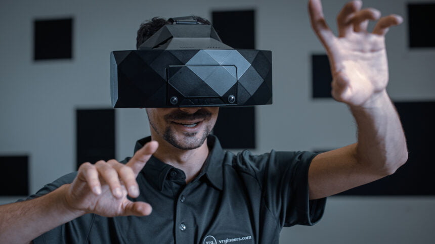 Ein VR-Nutzer trägt die Xtal 3 und nutzt davor das Handtracking.
