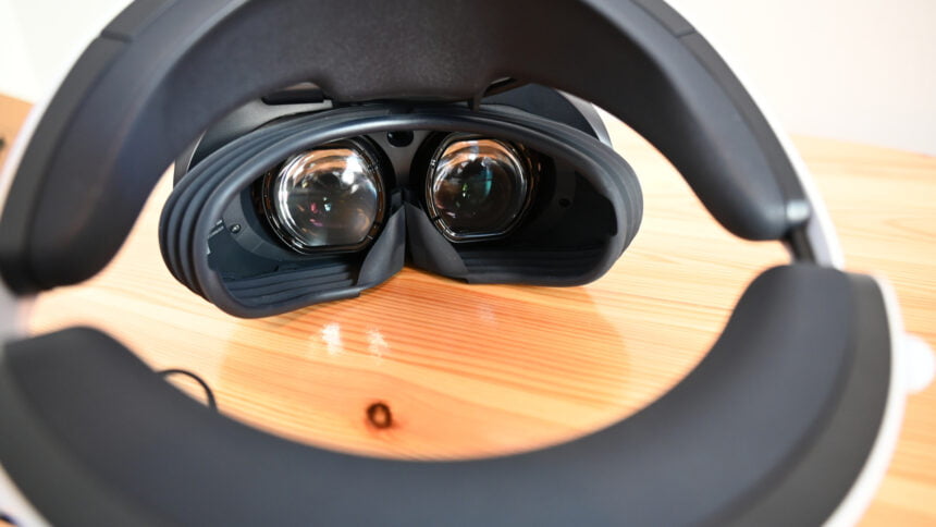 VR-Brille Playstation VR 2 Blick auf die Linsen durch die Halo-Kopfhalterung