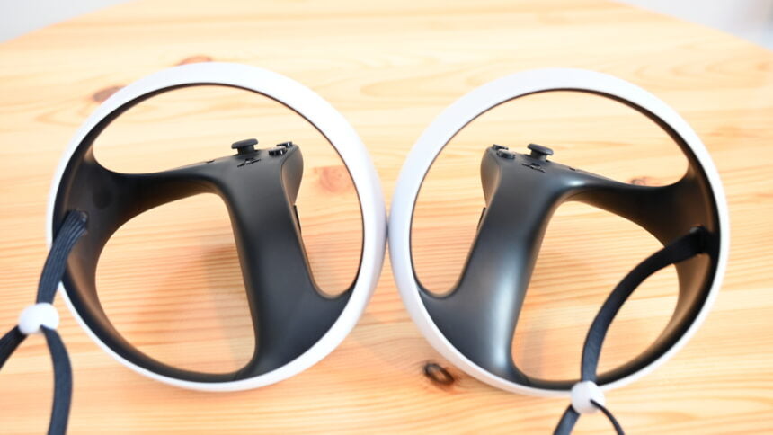 Sense Controller der Playstation VR 2 Sicht von unten auf die Griffe