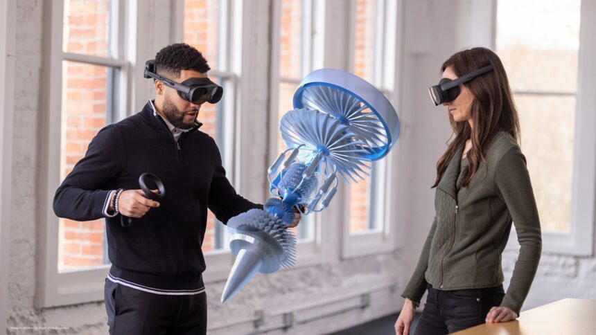 Zwei Nutzende der Vive XR Elite schauen sich gemeinsam im gleichen Raum ein virtuelles technisches 3D-Modell an.