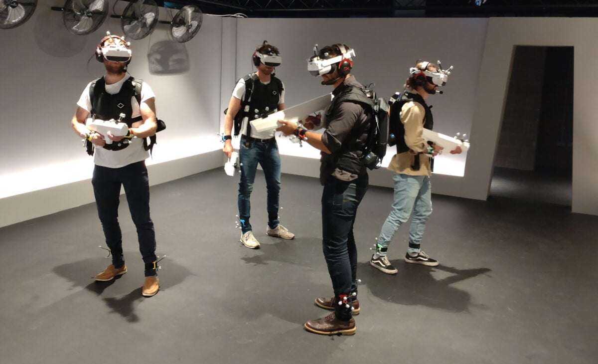 Eine Gruppe von Menschen mit VR Brillen und Waffen.