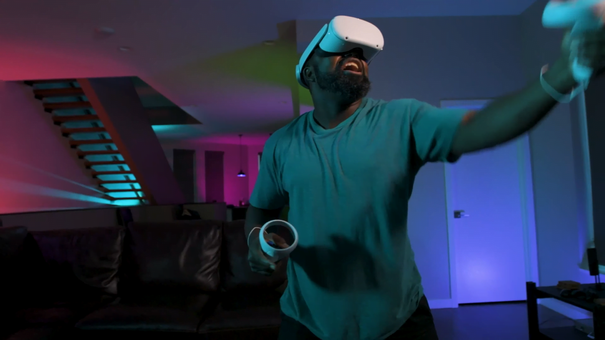 Ein Mann mit VR-Brille schwingt die VR-Controller.