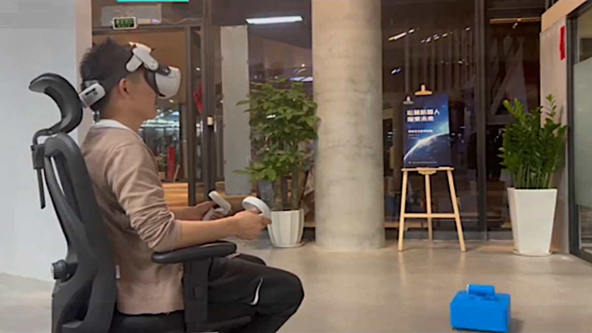 Der VR-Tüftler steuert auf einem Drehstuhl sitzend mit der Quest 2 einen ferngesteuerten Roboter.