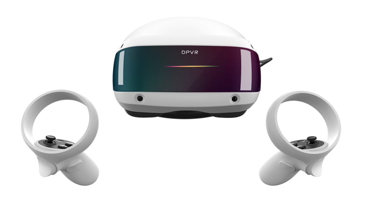 Die VR-Brille DPVR E4 in Frontalansicht mit zwei VR-Controllern.